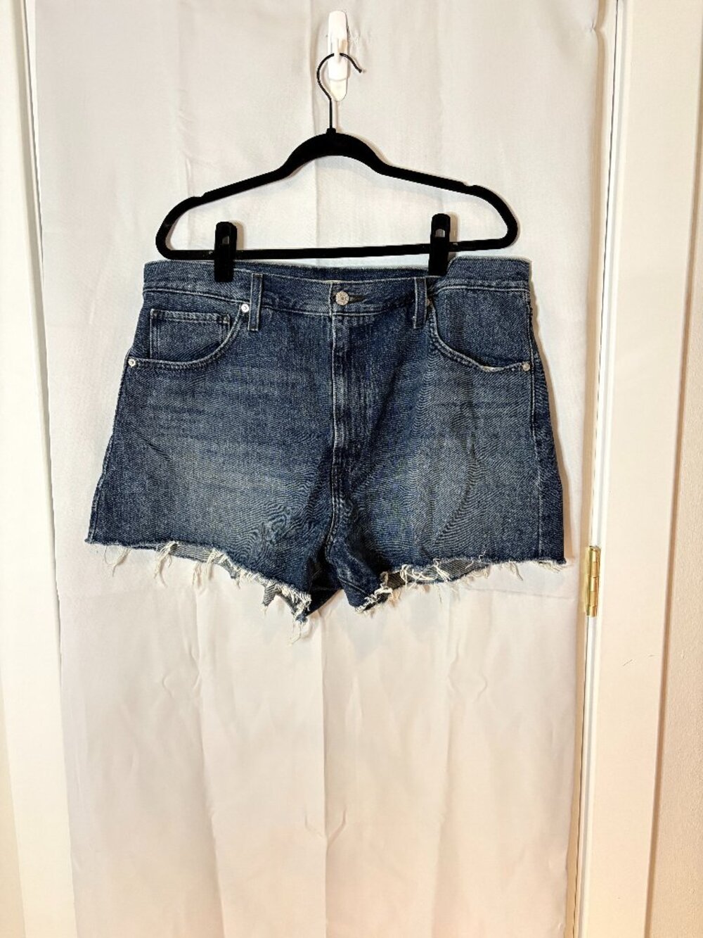 Levi's High Waisted Mom Shorts Size 34 Raw Hem Denim Jean Shorts